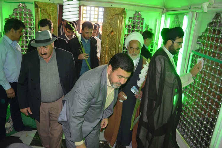 غبارروبی امامزادگان خمین با حضور دانشجویان علوم قرآنی+عکس