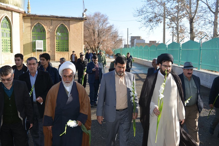 غبارروبی امامزادگان خمین با حضور دانشجویان علوم قرآنی+عکس