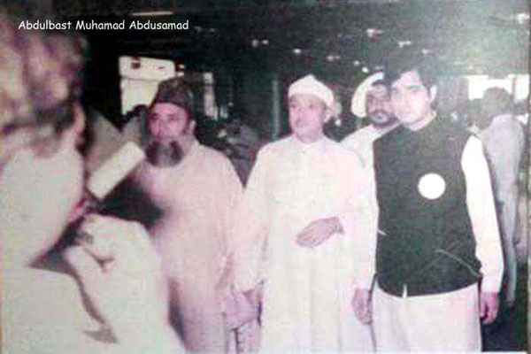 الازهر شیخ محمد رفعت و یک گروه از دانشجویان الازهر احمد کمال المنشاوی فرزندشیخ کمال پسر خواهر شیخ محمود المنشاوی در منزل شیخ محمود صدیق المنشاوی آخرین روزهای سال 2016میلادی (منتشر شده از طرف ناجح الکعبی) احمد کمال المنشاوی فرزندشیخ کمال پسر خواهر شیخ محمود المنشاوی در منزل شیخ محمود صدیق المنشاوی تصویر عبدالباسط در کشور پاکستان دهه هشتاد میلادی