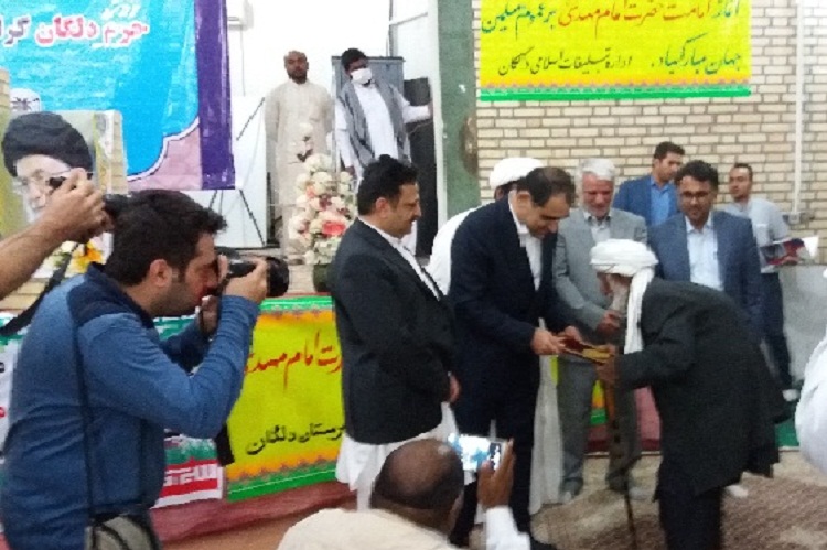 وزیر بهداشت از خانواده‌های شهید مدافع حرم در دلگان تجلیل کرد