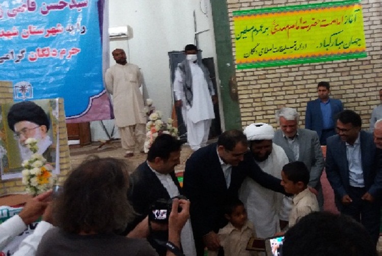 وزیر بهداشت از خانوادههای شهید مدافع حرم در دلگان تجلیل کرد وزیر بهداشت از خانوادههای شهید مدافع حرم در دلگان تجلیل کرد