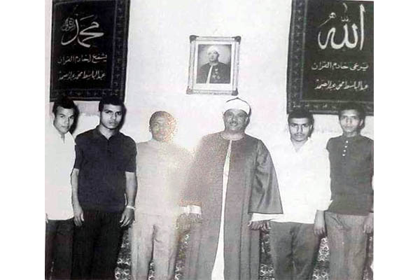 تصویر عبدالباسط محمد عبدالصمد با اقوام و فرزندانش در منزل خویش تصویر عبدالباسط محمد عبدالصمد با اقوام و فرزندانش در منزل خویش