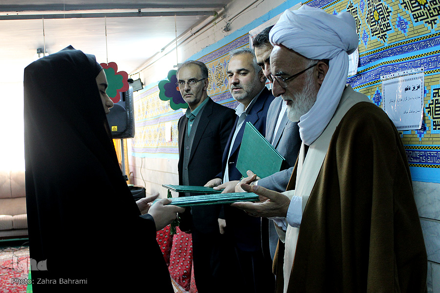 گزارش تصویری تجلیل از مقام‌آوران دختر مسابقات قرآن دانش‌آموزی-اراک