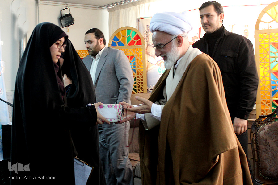گزارش تصویری تجلیل از مقام‌آوران دختر مسابقات قرآن دانش‌آموزی-اراک