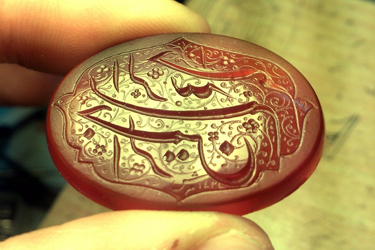 عقیق زرد نشانه خانه فاطمه زهرا(س)/ حکاکی روی سنگ اشتغال‌زا و ارزآور است