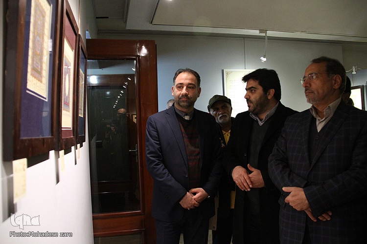 فرهنگی-مصاحبه و گزارش خبری حضوری//نمایشگاه آثار برگزیده پنجمین دوسالانه تذهیب‌های قرآنی، گشایش یافت