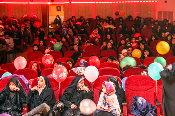 مروز شنبه 27 اذر ماه 95 مصادف با میلاد با سعادت پیامبراکرم و حضرت امام صادق، چهارمین جنگ بزرگ قرانی ویژه کودکان و نوجوانان ، فرزندان طلاب و روحانیون حوزه علمیه استان اصفهان با برنامه های شاد و جذاب ، عروسک گردانی ومسابقه و اهدای جوایز در تالار فرهنگیان اصفهان برگزار شد.