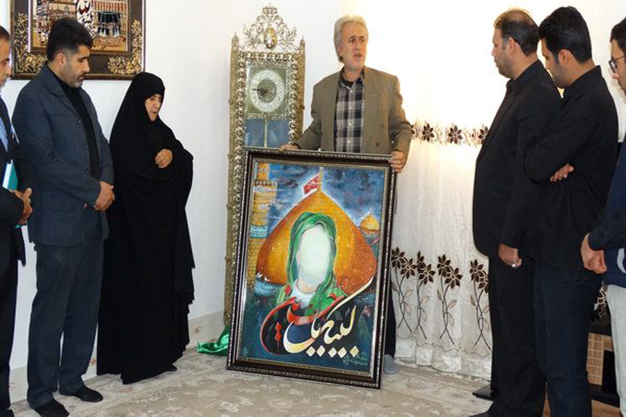 تابلوی «لبیک یا حسین» به خانواده شهید مدافع حرم لرستان اهدا شد