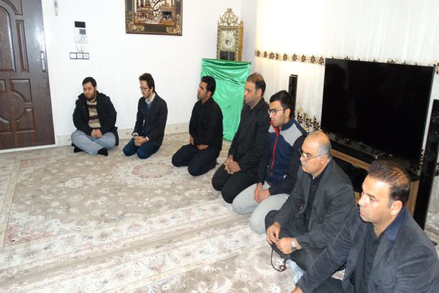 تابلوی «لبیک یا حسین» به خانواده شهید مدافع حرم لرستان اهدا شد