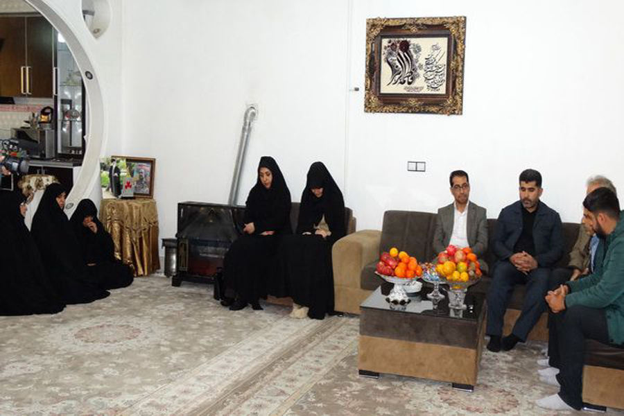 تابلوی «لبیک یا حسین» به خانواده شهید مدافع حرم لرستان اهدا شد