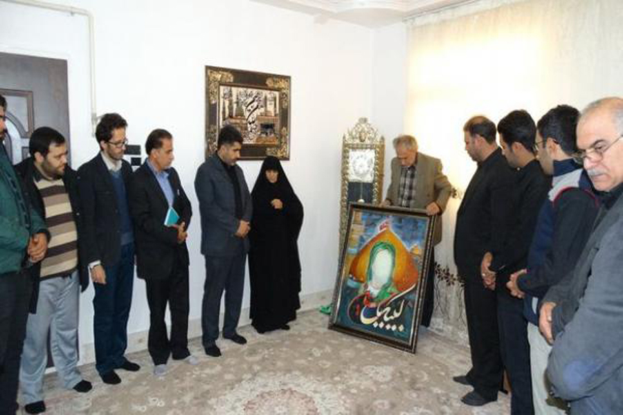 تابلوی «لبیک یا حسین» به خانواده شهید مدافع حرم لرستان اهدا شد