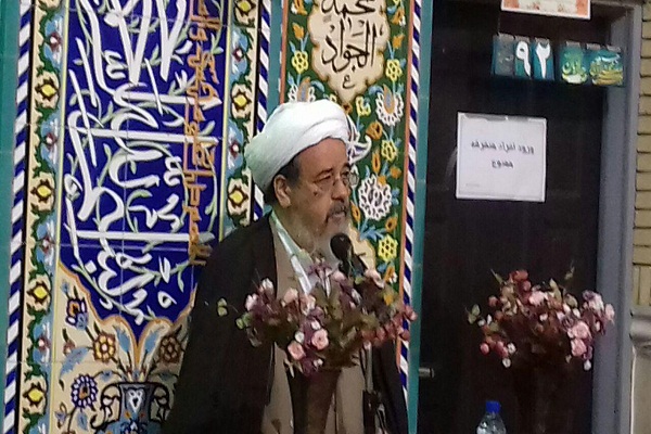 برگزاری همایش گرامیداشت هفته وحدت با حضور دانشجویان اصفهانی در قشم