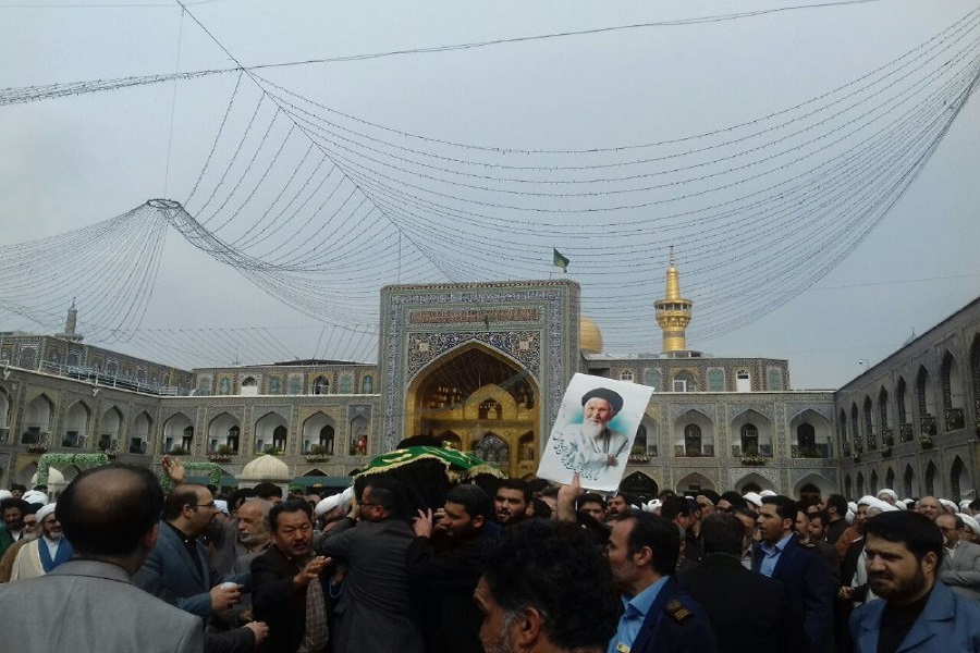 اقامه نماز بر پیکر آیت‌الله صالحی