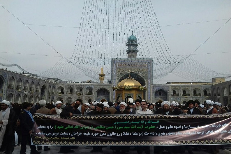 اقامه نماز بر پیکر آیت‌الله صالحی