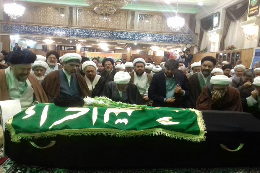 اقامه نماز بر پیکر آیت‌الله صالحی
