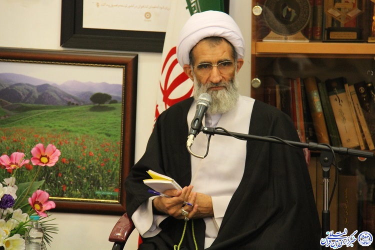 تأکید بر پیوند بین علم و عمل در فعالیت‌های قرآنی
