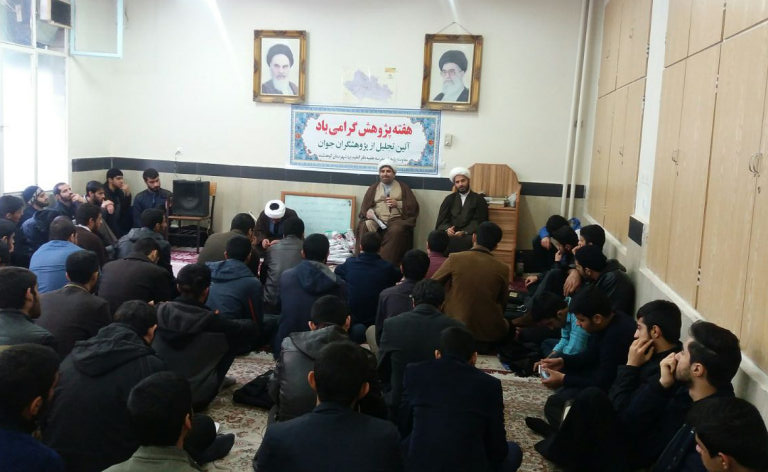 گزارش تصویری آئین تجلیل از پژوهشگران مدرسه علمیه کوهدشت