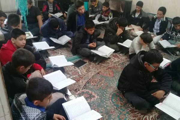 جمعهها بر سر سفره معنوی حاضر شویم جمعهها بر سر سفره معنوی حاضر شویم