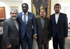 اهدای قرآن به وزیر مشاور رئیس‌جمهور سنگال+عکس