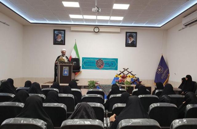 رقابت 35 طلبه یزدی در مسابقات قرائت قرآن کریم+عکس