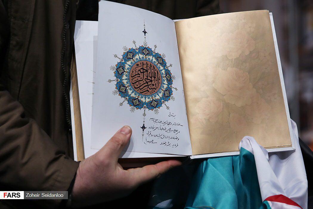 اعطای قرآندست نوشته مقام معظم رهبري در تجليل از علامه سيد عيسي طباطبايي اعطای قرآندست نوشته مقام معظم رهبري در تجليل از علامه سيد عيسي طباطبايي