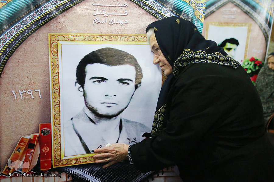 رد نشود///ناگفتههای همسران شهدا کتاب میشود/ سند معامله شهدا و جانبازان با خداوند در قرآن ثبت شده است رد نشود///ناگفتههای همسران شهدا کتاب میشود/ سند معامله شهدا و جانبازان با خداوند در قرآن ثبت شده است