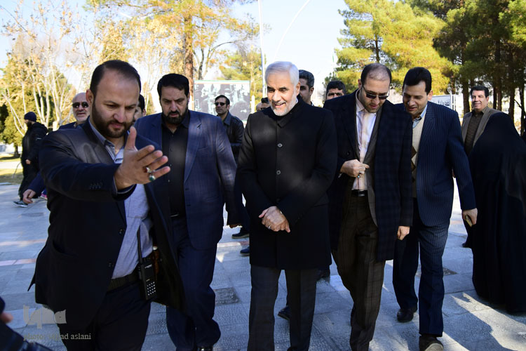 برگزاری برنامه ی 12 بهمن در گلستان شهدا با حضور استاندار شهردار و امام جمعه اصفهان همراه با رژه ی تاکسی ها