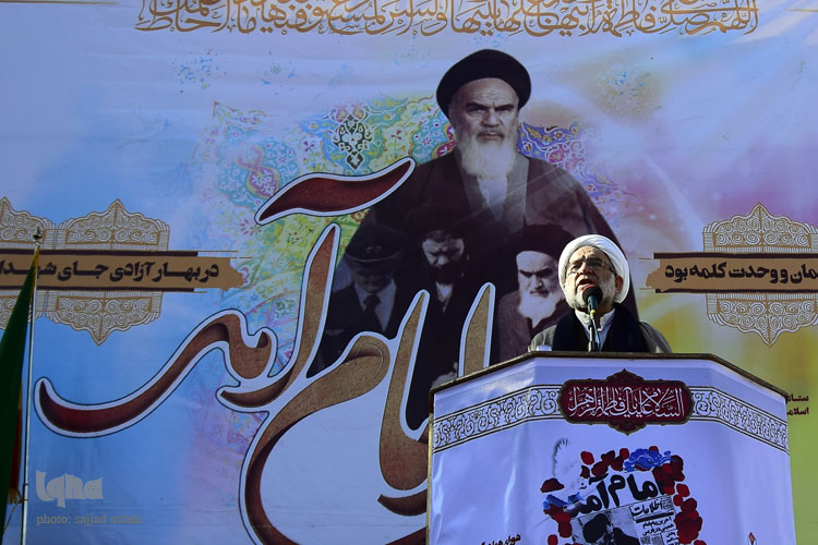 برگزاری برنامه ی 12 بهمن در گلستان شهدا با حضور استاندار شهردار و امام جمعه اصفهان همراه با رژه ی تاکسی ها
