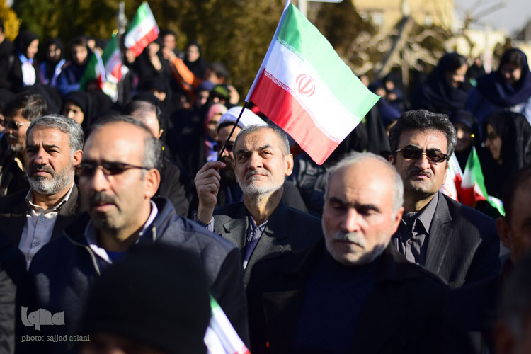 برگزاری برنامه ی 12 بهمن در گلستان شهدا با حضور استاندار شهردار و امام جمعه اصفهان همراه با رژه ی تاکسی ها