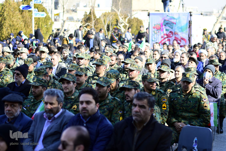 برگزاری برنامه ی 12 بهمن در گلستان شهدا با حضور استاندار شهردار و امام جمعه اصفهان همراه با رژه ی تاکسی ها