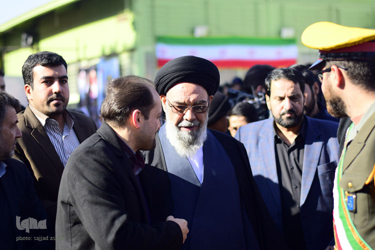 برگزاری برنامه ی 12 بهمن در گلستان شهدا با حضور استاندار شهردار و امام جمعه اصفهان همراه با رژه ی تاکسی ها