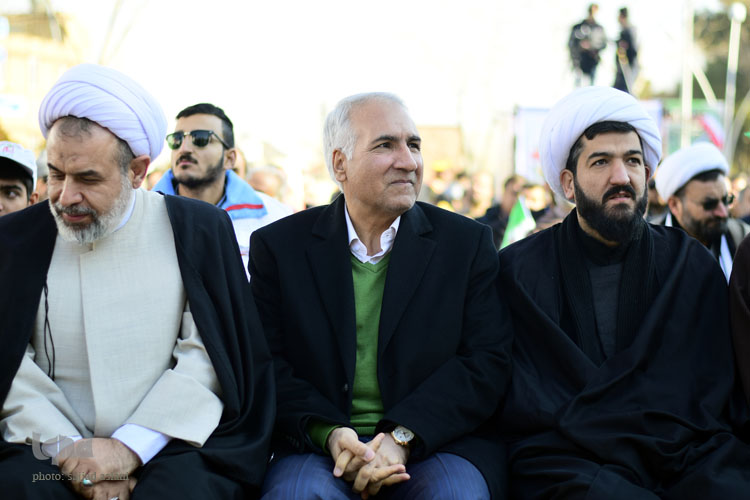 برگزاری برنامه ی 12 بهمن در گلستان شهدا با حضور استاندار شهردار و امام جمعه اصفهان همراه با رژه ی تاکسی ها