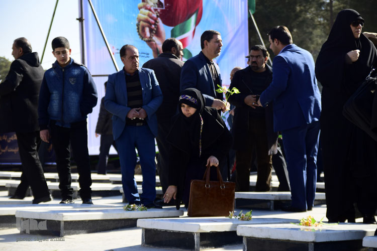 برگزاری برنامه ی 12 بهمن در گلستان شهدا با حضور استاندار شهردار و امام جمعه اصفهان همراه با رژه ی تاکسی ها