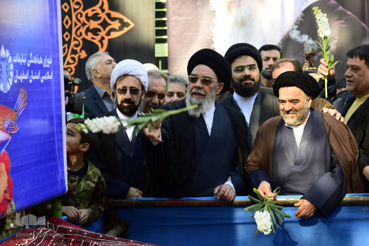 برگزاری برنامه ی 12 بهمن در گلستان شهدا با حضور استاندار شهردار و امام جمعه اصفهان همراه با رژه ی تاکسی ها