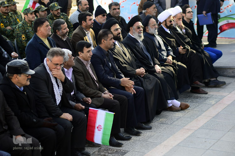 برگزاری برنامه ی 12 بهمن در گلستان شهدا با حضور استاندار شهردار و امام جمعه اصفهان همراه با رژه ی تاکسی ها