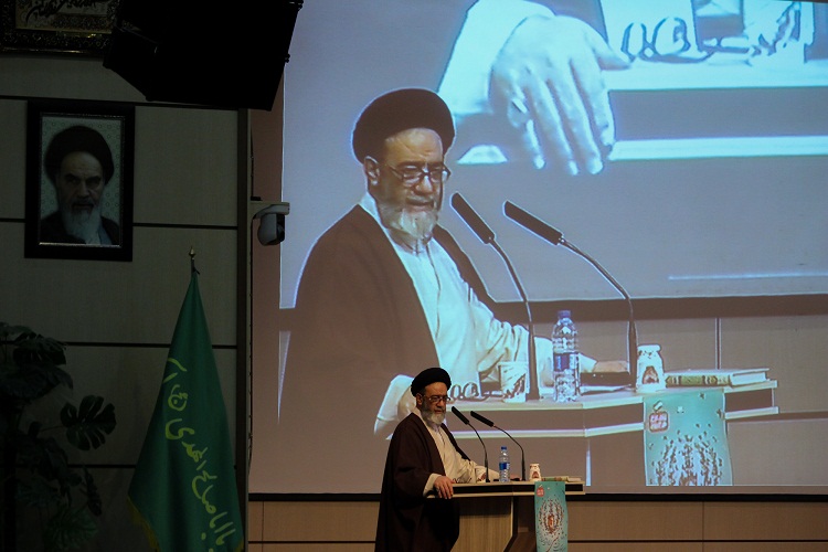 انقلاب اسلامی از پدیدههای عظیم قرن بیستم به شمار میآید انقلاب اسلامی از پدیدههای عظیم قرن بیستم به شمار میآید