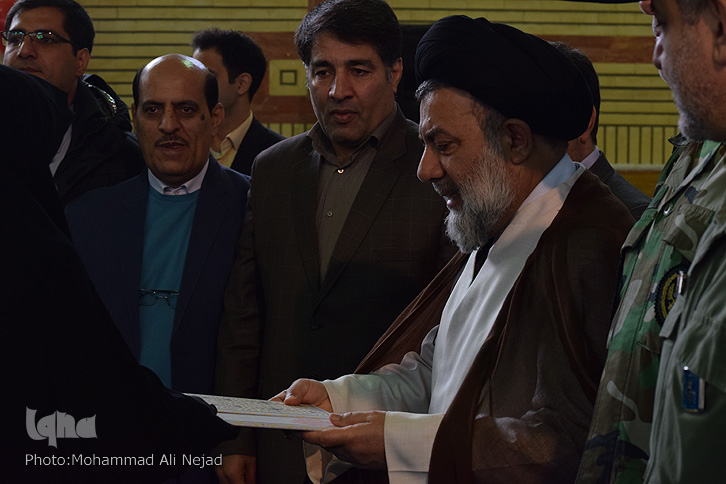 گزارش تصویری نواخته شدن «زنگ انقلاب» در خرمآباد گزارش تصویری نواخته شدن «زنگ انقلاب» در خرمآباد