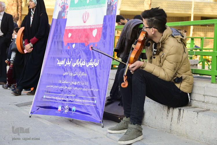 برگزاری تیاتر های خیابانی و آزین بندی شهر به مناسبت دهه ی فجر