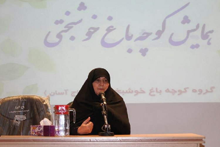 بانوان به تربیت نسل انقلابی اهتمام داشته باشند
