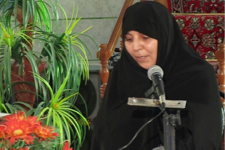 بانوان به تربیت نسل انقلابی اهتمام داشته باشند