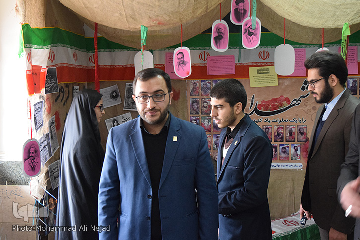 بازدید دبیرکل اتحادیه انجمن&zwnj;های اسلامی دانش&zwnj;آموزی از نمایشگاه مدرسه نمونه دولتی بهار