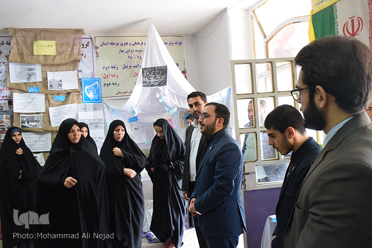 بازدید دبیرکل اتحادیه انجمن&zwnj;های اسلامی دانش&zwnj;آموزی از نمایشگاه مدرسه نمونه دولتی بهار