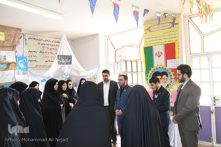 بازدید دبیرکل اتحادیه انجمن&zwnj;های اسلامی دانش&zwnj;آموزی از نمایشگاه مدرسه نمونه دولتی بهار