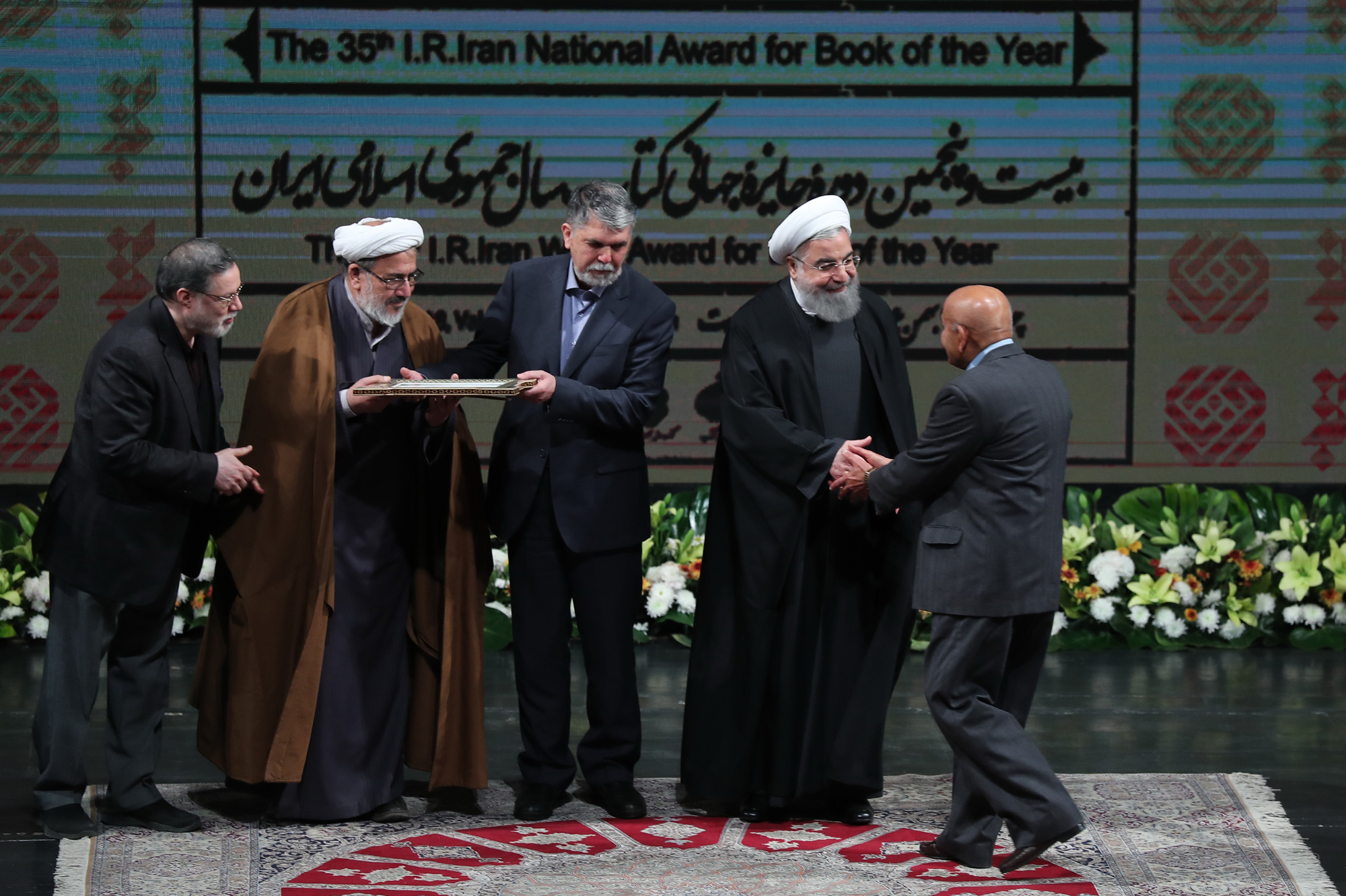 برگزیدگان سی و پنجمین دوره جایزه کتاب سال تجلیل شدند برگزیدگان سی و پنجمین دوره جایزه کتاب سال تجلیل شدند