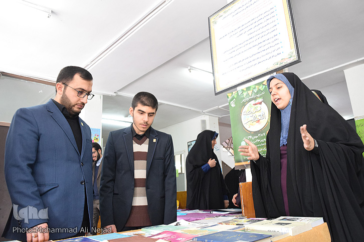 بازدید دبیرکل اتحادیه انجمن&zwnj;های اسلامی از نمایشگاه مدرسه فرهنگیان خرم&zwnj;آباد