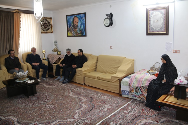 دیدار مدیرکل زندان&zwnj;های همدان با خانواده شهدا