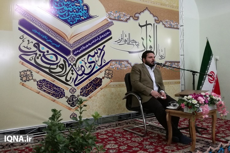 کرسی تلاوت رضوی در زیارتگاه اسوه سیاست