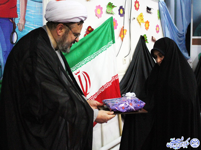 عکس/تجلیل از حفاظ برتر کلاسهای امامزاده جعفر (ع) یزد عکس/تجلیل از حفاظ برتر کلاسهای امامزاده جعفر (ع) یزد