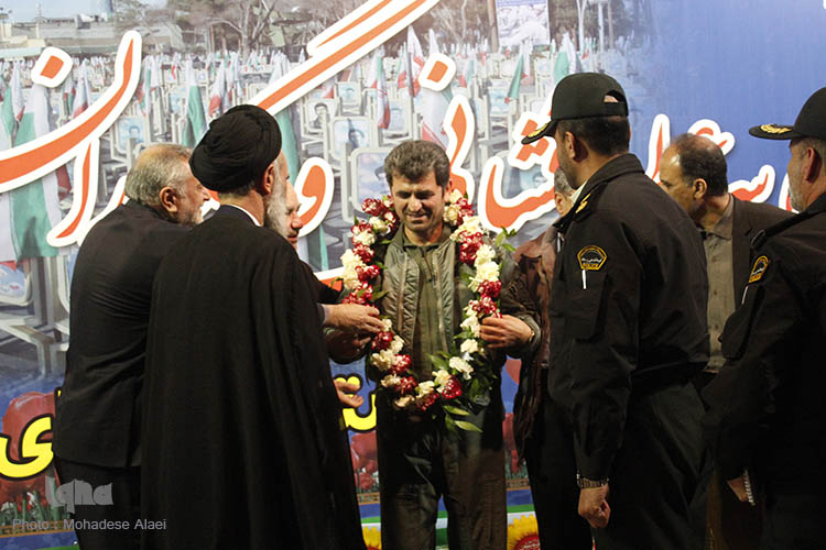 مراسم عطرافشانی و گلباران مزارمطهر شهیدان