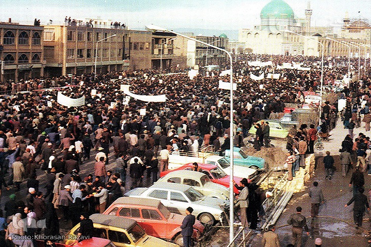 انقلاب در نگاه نسل چهارم/ پیر جماران در قلب&zwnj;هایمان زنده است